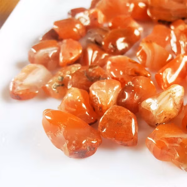 Khi tới gần ông đột nhiên hét lên: "Đây đúng là 1 kho báu. Giờ tôi mới nhận ra rằng chúng đều là những viên mã não thô." Bấy giờ, chuyên gia mới biết bạn của mình lại giàu có như vậy.