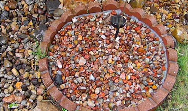 Bên trong đó, người bạn rải rất nhiều những viên sỏi nhỏ. Ở phía bên ngoài khu vực đó cũng có rất nhiều những viên sỏi nhiều màu khác. Ban đầu ông cho rằng số đá này không khác gì những viên sỏi bình thường.