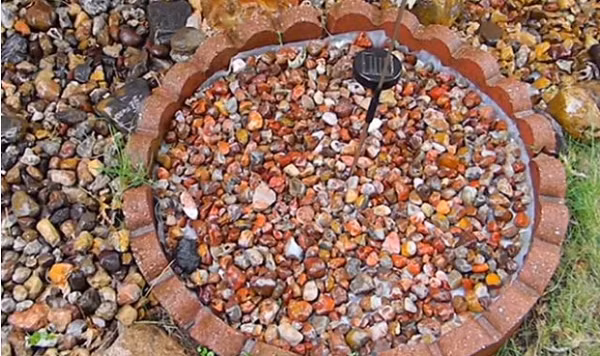 Bên trong đó, người bạn rải rất nhiều những viên sỏi nhỏ. Ở phía bên ngoài khu vực đó cũng có rất nhiều những viên sỏi nhiều màu khác. Ban đầu ông cho rằng số đá này không khác gì những viên sỏi bình thường.