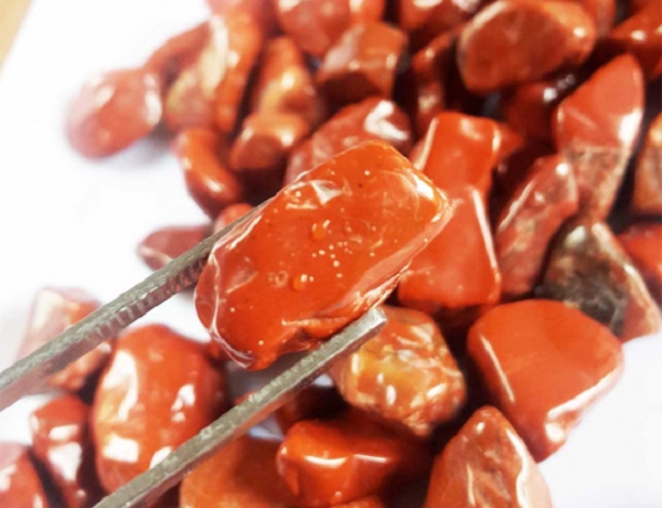 Trong văn hóa tâm linh, mã não là loại đá gắn với nhiều quyền năng. Trong văn hóa Ai Cập cổ đại, Mã não đã được sử dụng làm vòng đeo tay, bát, bình đựng… Các loại bùa chú từ mã não thường được sử dụng trong các nghi lễ tôn giáo, chống lại điều xấu.