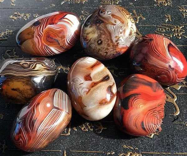 Đá mã não là dòng đá phổ biến nhất của loại đá Chalcedony, đá Chalcedony là một họ lớn của dòng đá thạch anh và được con người khai thác từ cách đây rất lâu (trong khoảng 10.000 - 3000 năm trước công nguyên).