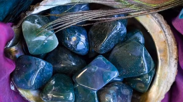 Các sản phẩm được làm từ đá mã não phải kể đến như: vòng tay, mặt dây chuyền (mặt phật, 12 con giáp …), các linh vật phong thủy như hồ ly, tỳ hưu, thiềm thử,… hoặc ngay cả bộ ấm trà, bàn ghế …