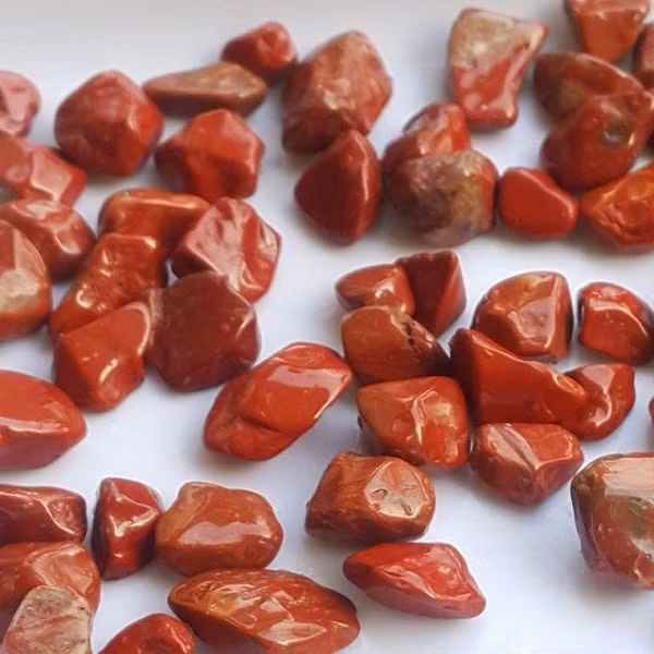 Ở châu Âu, mã não là biểu tượng của sức khỏe và sự hưng thịnh. Mang viên đá hộ mệnh bằng mã não giống như mang một lá bùa hạnh phúc. Bản thân tên gọi Agate cũng xuất phát từ chữ “achates” trong tiếng Hy Lạp, nghĩa là “hạnh phúc”.