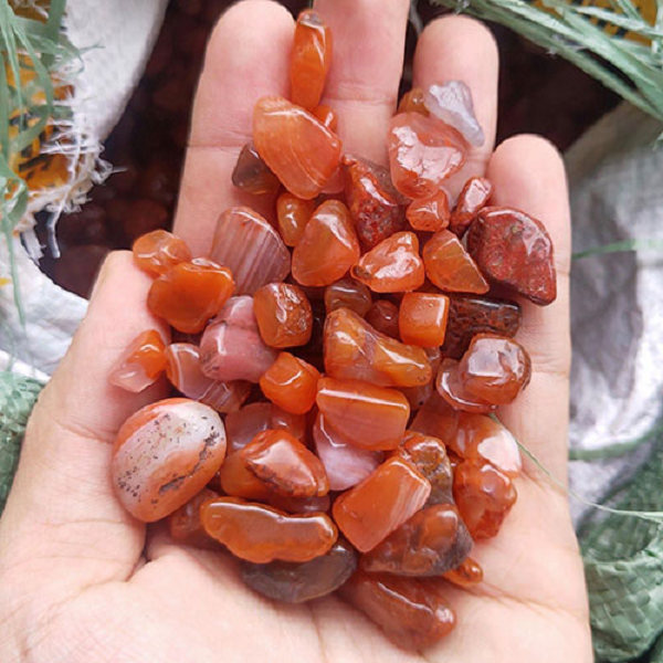 Người bạn cho biết, đây là loại mã não lụa rất phổ biến tại địa phương mình. Điểm đặc biệt của loại mã não này là quanh thân có những đường sọc trắng và màu xen kẽ tạo thành một dải lụa với màu sắc tự nhiên, tươi sáng lạ thường.