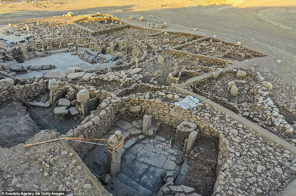 Cho đến nay, hơn 250 cự thạch hình chữ T mô tả động vật đã được tìm thấy cùng với một số tác phẩm điêu khắc 3D mô tả con người.