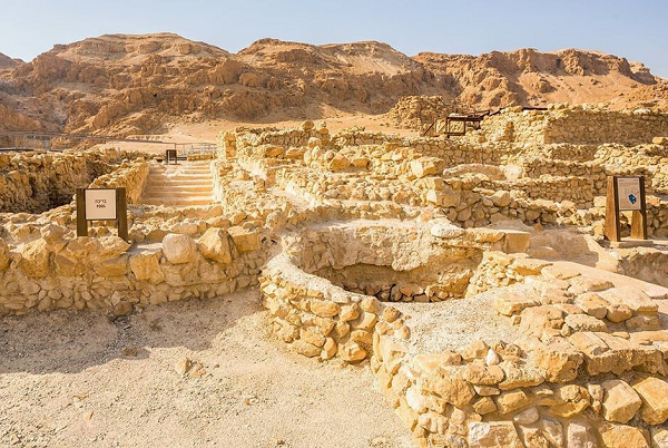 Qumran là một địa điểm khảo cổ ở Bờ Tây, Palestine. Khu khảo cổ này nằm ở một cao nguyên khô ráo cách bờ Tây Bắc của Biển Chết khoảng một dặm, gần nơi định cư của người Do Thái và Kibbutz Kalya.