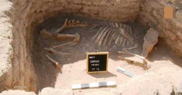 Aten được xác định có niên đại từ thời vua Amenhotep III, người trị vì từ năm 1391 đến năm 1353 trước CN và là một trong những Pharaoh quyền lực nhất của Ai Cập. Thành phố vẫn tiếp tục tồn tại dưới thời các Pharaoh Ay và Tutankhamun.