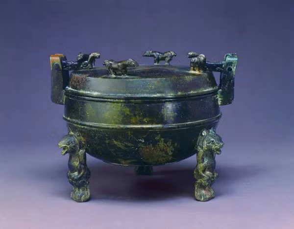 Vai trò của nó tương đương với nồi áp suất hiện tại. Bởi vậy, chiếc vạc đồng chân gấu này là hiện thân cho trí tuệ không tưởng của người xưa.