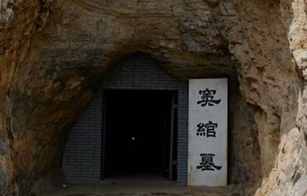 Cả hai thi thể của Tĩnh vương và vợ ông đều được bọc bằng những bộ quần áo đính ngọc bích phức tạp, mỗi bộ chứa hơn 2.000 miếng ngọc bích.