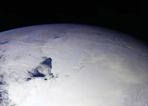 Trên thực tế còn có UVC sức công phá lớn nhất. Là nguyên nhân gây ung thư da nhưng tia này đã bị chặn lại bởi tầng ozone (nếu tầng ozone bị thủng, hậu quả thật khôn lường). Hiện tượng suy giảm tầng ozone cũng là một trong những yếu tố gây ra biến đổi khí hậu.