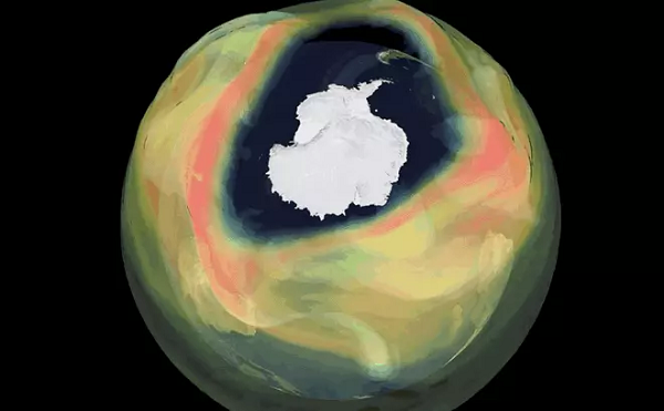 Kích thước của tầng khí này không dày, nhưng lại có nhiệm vụ quan trọng để bảo vệ trái đất. Trong ánh nắng mặt trời chiếu xuống trái đất có rất nhiều tia có hại.