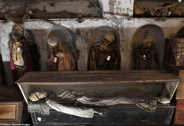 Trong hầm mộ này có chứa xác ướp nổi tiếng của Rosalia Lombardo, một bé gái 2 tuổi người Sicilia chết vì bệnh viêm phổi do dịch cúm Tây Ban Nha gây ra vào năm 1920.