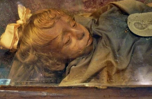 Thi thể được ướp và bảo quản cực kỳ nghiêm ngặt của Rosalia Lombardo đã trở thành chủ đề được truyền thông săn đón trong thế kỷ 21 bởi câu chuyện rùng rợn liên quan đến xác ướp Rosalia Lombardo khiến không ít người lạnh sống lưng.