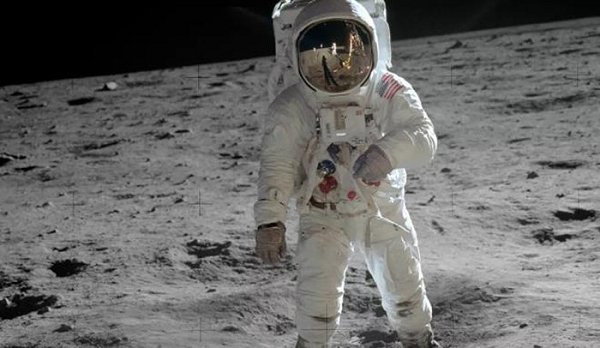 Sứ mệnh Clementine là một phần của Dự án không gian chung giữa Tổ chức phòng chống tên lửa đạn đạo (BMDO) và NASA có nhiệm vụ chính là dò tìm nước ở các cực trên Mặt Trăng. Nhưng thực ra nó còn có một nhiệm vụ bí mật là trinh sát ảnh.