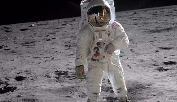 Sứ mệnh Clementine là một phần của Dự án không gian chung giữa Tổ chức phòng chống tên lửa đạn đạo (BMDO) và NASA có nhiệm vụ chính là dò tìm nước ở các cực trên Mặt Trăng. Nhưng thực ra nó còn có một nhiệm vụ bí mật là trinh sát ảnh.