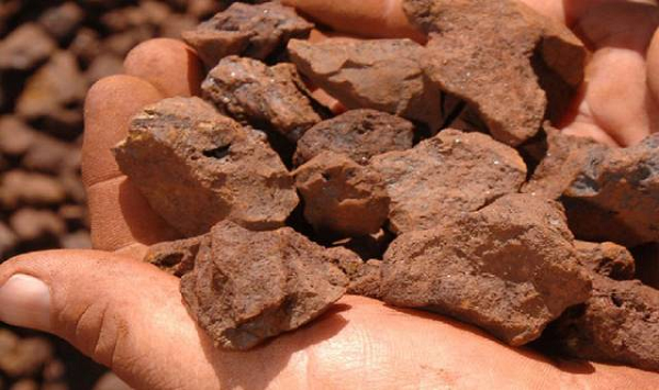 Những cái nặng nhất lắng xuống đáy magma và nổi bật trong một lớp riêng biệt. Các khoáng chất khác tạo thành đá, và chất lỏng thủy nhiệt còn lại từ magma lan tỏa trên các lỗ rỗng.