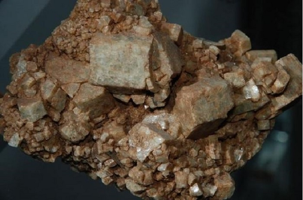 Có người cho rằng, hòn đá mà người nông dân nhặt được có thể là 1 loại quặng thô. Nó có màu sắc đẹp mắt như vật thì ắt hẳn là một vật liệu rất tốt. Tuy nhiên, người đó chưa thể kết luận được đây là quặng gì.