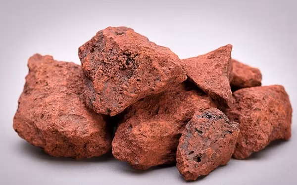 Quặng thường được tìm thấy trong các mỏ và sau đó nó sẽ được tinh chế (thường là nấu chảy) để chiết xuất các nguyên tố có giá trị. Một mỏ quặng chỉ chứa một loại quặng.