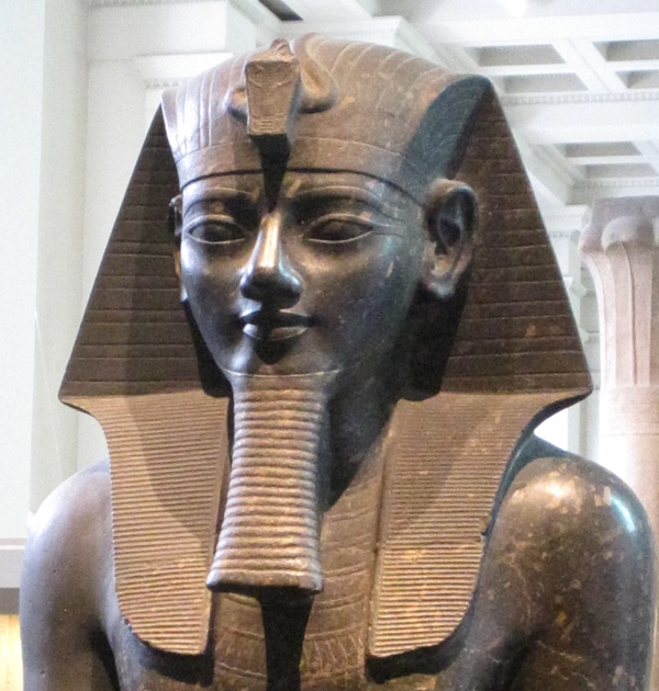 Họ cũng khai quật được một phần đại sảnh có dấu hiệu bị cướp phá bởi kẻ trộm mộ cổ đại. Các bức tường quanh sảnh, trang trí bằng các hình ảnh nghi lễ vẫn khá nguyên vẹn.