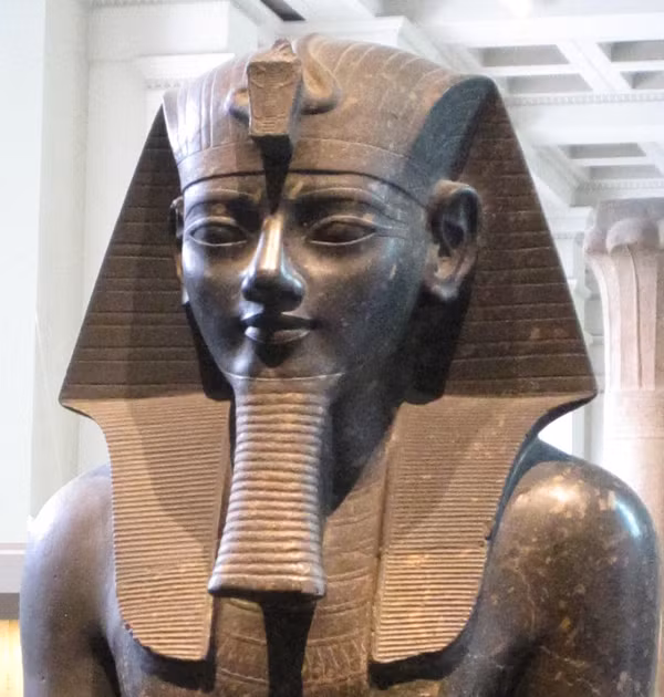 Họ cũng khai quật được một phần đại sảnh có dấu hiệu bị cướp phá bởi kẻ trộm mộ cổ đại. Các bức tường quanh sảnh, trang trí bằng các hình ảnh nghi lễ vẫn khá nguyên vẹn.