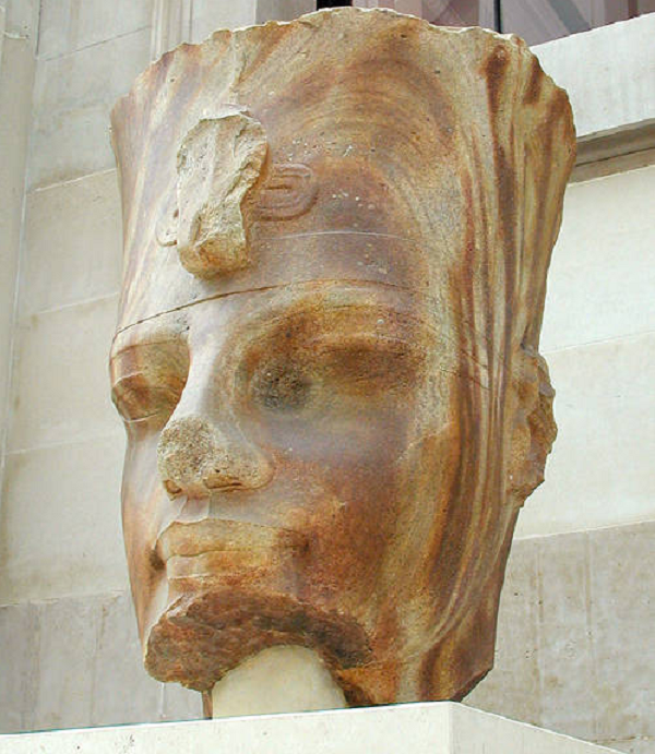 Bức tượng còn được khắc cổ tự "Người được yêu thương bởi Amun-Ra". Amun là vị thần có thể xuất hiện dưới nhiều hình dạng và là người bảo vệ cho thành đô Thebes.