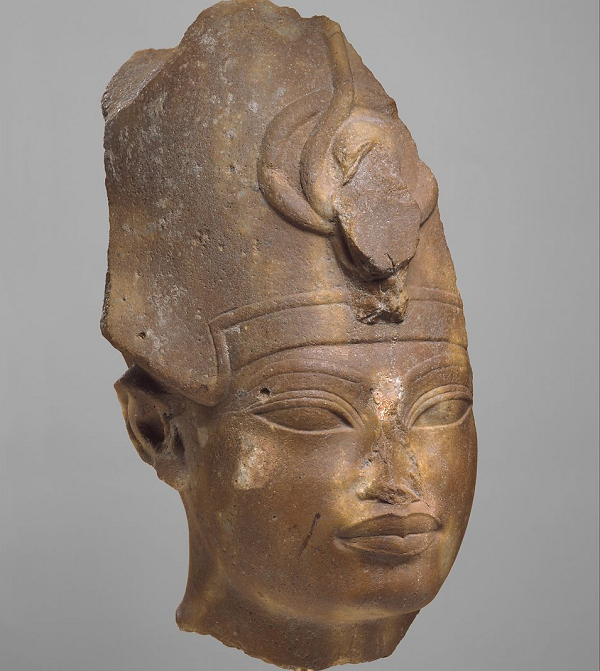 Ông là vị pharaoh đầu tiên đưa ra các thông cáo về cuộc hôn nhân của mình, các cuộc đi săn và các dự án xây dựng. Những thông tin này được khắc trên những con ấn lớn bằng đá hình bọ hung và được gửi đi khắp nơi trong đế chế.