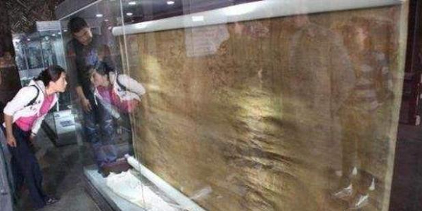 Tôn Điện Anh và đồng bọn vơ vét toàn bộ đá quý đặt xung quanh thi hài của Từ Hy gồm: Tượng Phật bằng vàng ngọc, san hô, đá quý, hồng ngọc lục bảo, chiếc mũ của Thái hậu được đính một viên trân châu to như quả trứng có giá trị ước tính khoảng 10 triệu lượng bạc.