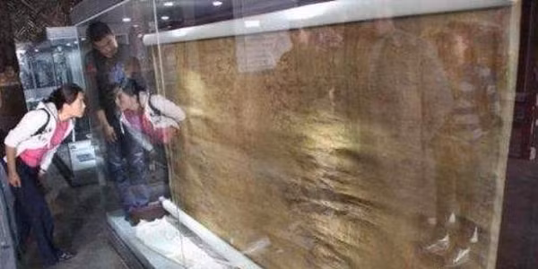 Tôn Điện Anh và đồng bọn vơ vét toàn bộ đá quý đặt xung quanh thi hài của Từ Hy gồm: Tượng Phật bằng vàng ngọc, san hô, đá quý, hồng ngọc lục bảo, chiếc mũ của Thái hậu được đính một viên trân châu to như quả trứng có giá trị ước tính khoảng 10 triệu lượng bạc.