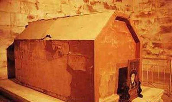 Bên trong lăng mộ là 1 cỗ quan tài được làm bằng gỗ trinh nam cực đắt đỏ, ngoài sơn son thếp vàng và đính nhiều châu báu tinh xảo. Nhóm trộm mộ táo tợn cạy nắp quan tài nhưng chúng bỗng tái mặt.