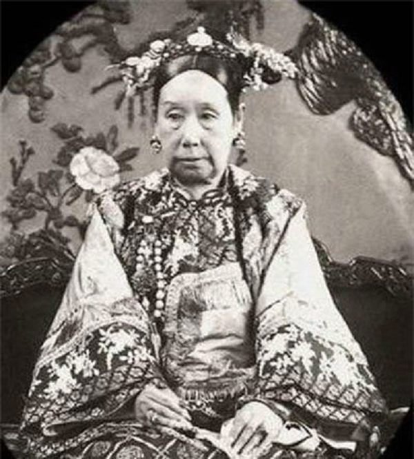 Ngoài ra, bên cạnh thi hài còn đặt các đồ bồi táng như tượng Phật bằng vàng, ngọc; các đồ bằng san hô, đá quý các loại. Tương truyền sau khi bỏ đồ bồi táng xong, thấy quan tài vẫn còn chỗ hở, các quan phụng táng lại đổ thêm vào 4 hộp trân châu và 2.200 miếng hồng thạch, lam thạch, lục thạch. Riêng số châu báu "lấp chỗ trống" này đã đáng giá 2,23 triệu lượng bạc trắng.