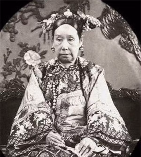 Ngoài ra, bên cạnh thi hài còn đặt các đồ bồi táng như tượng Phật bằng vàng, ngọc; các đồ bằng san hô, đá quý các loại. Tương truyền sau khi bỏ đồ bồi táng xong, thấy quan tài vẫn còn chỗ hở, các quan phụng táng lại đổ thêm vào 4 hộp trân châu và 2.200 miếng hồng thạch, lam thạch, lục thạch. Riêng số châu báu "lấp chỗ trống" này đã đáng giá 2,23 triệu lượng bạc trắng.