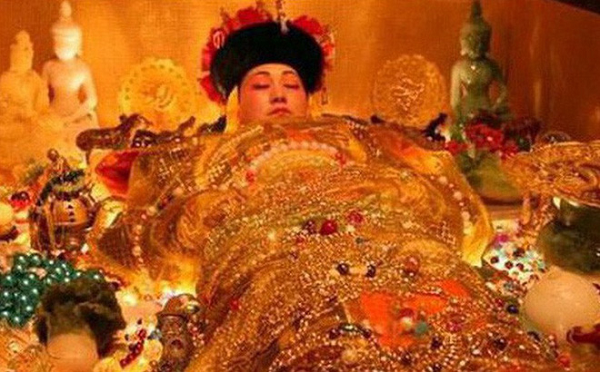Hiện ra trước mặt chúng là Từ Hy thái hậu vẫn còn nguyên vẹn nằm trên chiếc nệm gấm bằng tơ vàng được khảm hàng nghìn viên ngọc trai đen.