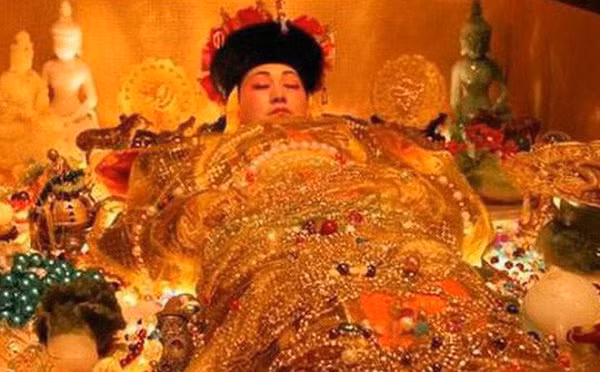 Hiện ra trước mặt chúng là Từ Hy thái hậu vẫn còn nguyên vẹn nằm trên chiếc nệm gấm bằng tơ vàng được khảm hàng nghìn viên ngọc trai đen.