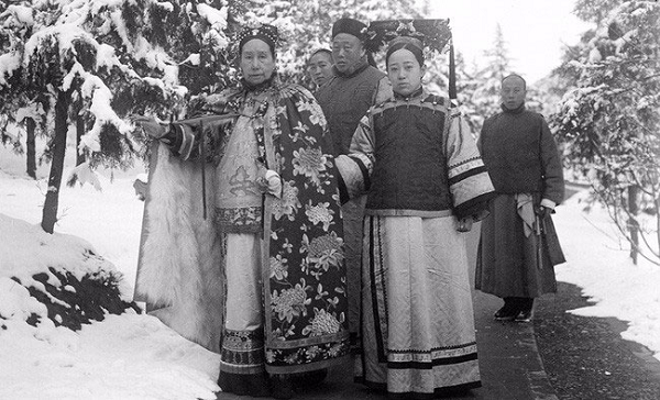 Nhóm trộm mộ đã lấy đi toàn bộ số ngọc trai rồi bỏ lại tấm chăn phủ trên thi hài của Từ Hy thái hậu tại một góc trong lăng mộ.