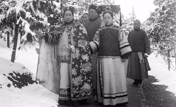 Nhóm trộm mộ đã lấy đi toàn bộ số ngọc trai rồi bỏ lại tấm chăn phủ trên thi hài của Từ Hy thái hậu tại một góc trong lăng mộ.