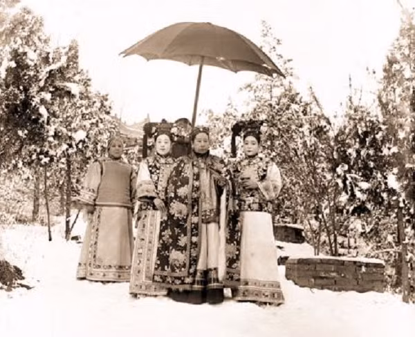 Tôn Điện Anh bỗng chú ý đến tấm đệm ngọc phủ lên thi hài của vị thái hậu nổi tiếng, tấm chăn trên được các thợ thủ công làm tỉ mỉ khi được thêu 25.000 chữ về bộ kinh Đà La Ni bằng những sợi chỉ vàng cùng 820 viên ngọc trai.