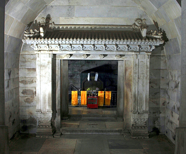 Khi ấy, phía cửa Đông lăng mộ của Từ Hy thái hậu được bít kín bằng đá hoa cương chắc chắn, đội công binh của Tôn Điện Anh không thể phá được nên tên lãnh chúa đã tức giận, sai quân lính dùng thuốc nổ để phá tung lăng mộ.