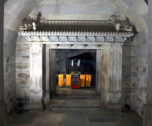 Khi ấy, phía cửa Đông lăng mộ của Từ Hy thái hậu được bít kín bằng đá hoa cương chắc chắn, đội công binh của Tôn Điện Anh không thể phá được nên tên lãnh chúa đã tức giận, sai quân lính dùng thuốc nổ để phá tung lăng mộ.