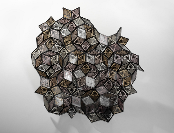 Hầu hết các mẫu Trinitite có màu xanh lục, nhưng các mẫu hiếm hơn có màu đỏ, có lẽ là do chúng chứa một lượng lớn đồng và các kim loại khác từ tháp thử nghiệm và các thiết bị khác tại địa điểm đó.