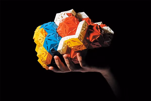 Nếu bạn đang tự hỏi giả tinh thể là gì, thì đó một cấu trúc nguyên tử hoàn toàn độc đáo dựa trên sự kết hợp các thuộc tính đối xứng của một tinh thể và sự hỗn loạn của một rắn vô định hình.