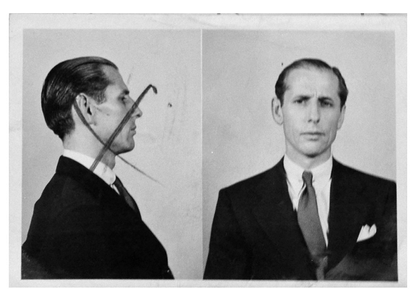 Năm 1944, hai điệp viên Đức - một người là người Đức trung thành và người kia là người Mỹ - một kẻ cơ hội, đã nhảy dù xuống New York để thu thập thông tin tình báo. Trong một tháng, người Mỹ, William Colepaugh, đã chi 1.500 USD để uống rượu, đánh bạc và mua vui với gái. Ngay trước lễ Giáng sinh, Colepaugh đã mang theo tất cả số tiền của cả hai điệp viên là 40.000 USD ăn chơi, và sau lễ Giáng sinh, Colepaugh không một xu dính túi đã tự mình đến FBI và khai nơi điệp viên Gimpel đang trốn.