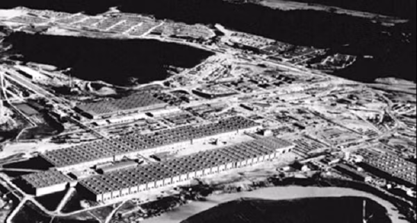 Một trong những nhà khoa học mà họ cử đến là Klaus Fuchs - người trong sáu năm tiếp theo đã chuyển thông tin chi tiết về bom nguyên tử, và sau đó là bom khinh khí. Fuchs trở lại Anh vào năm 1949, bắt đầu công việc tại cơ sở Nghiên cứu Năng lượng Nguyên tử Harwell. Các sĩ quan tình báo phá được mật mã của Liên Xô và khám phá ra hành tung của ông. Ông phải ngồi tù mười năm, bị thu hồi quốc tịch Anh và đến Đông Đức.