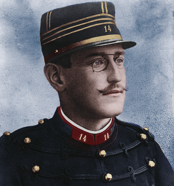 Năm 1894, khi Đức và Pháp không thân thiện với nhau, tình báo quân sự Pháp linh cảm có ai đó đang cung cấp thông tin cho người Đức. Cảnh sát nghi ngờ kẻ rò rỉ thông tin cơ mật là Alfred Dreyfus nhưng họ không có bằng chứng. Người ta đã làm giả mạo một vài tài liệu, và tổ chức một vài cuộc họp giả để thử và phát hiện đúng, nên Dreyfus được đưa đến Đảo Devil's, ngoài khơi Nam Mỹ.