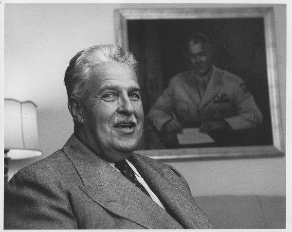 Tướng Leslie Groves là người Mỹ phụ trách "Dự án kỹ thuật Manhattan" vào năm 1942, làm việc với một số quan chức quân sự, chính trị gia và nhà khoa học nổi tiếng nhất thế giới. Các đồng minh của Anh từ chối cho phép Mỹ kiểm tra kỹ lưỡng và gạch tên mọi nhà khoa học mà họ chọn cử đến. Cuối cùng, Mỹ lùi bước, và Anh đã cử các nhà khoa học của họ đến để nghiên cứu bom nguyên tử.