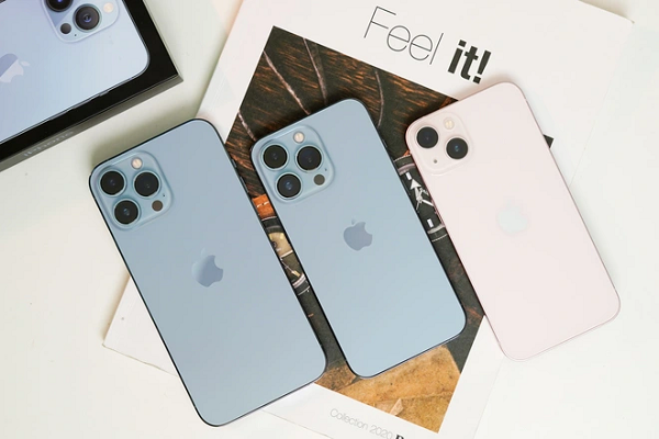 Một số cho biết trong cùng một địa điểm, iPhone 13 Pro chỉ hiển thị sóng 4G trong khi iPhone 12 bắt được sóng 5G. Theo Wang Feng, blogger công nghệ nổi tiếng Trung Quốc, yếu tố quyết định đến chất lượng tín hiệu trên smartphone là thiết kế băng tần ăng-ten bên trong.