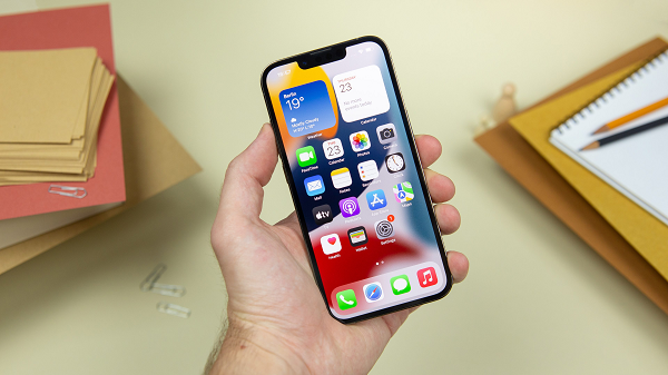 Apple cũng gây tranh cãi khi iPhone 13 bị mất FaceID nếu người dùng tự thay màn hình. Thậm chí khi mới ra mắt, iPhone 13 đã bị chê là nhàm chán.