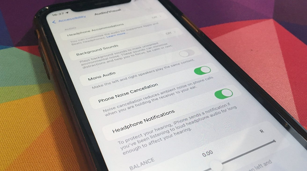 Tuy nhiên khi hệ điều hành này và cả các bản vá lỗi sau đó được phát hành, tính năng khử ồn vẫn không xuất hiện. Khử ồn là tính năng mặc định trên nhiều mẫu iPhone gần đây.