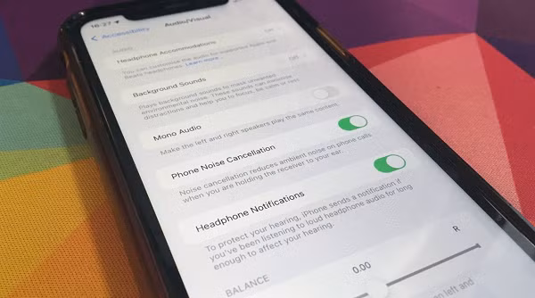Tuy nhiên khi hệ điều hành này và cả các bản vá lỗi sau đó được phát hành, tính năng khử ồn vẫn không xuất hiện. Khử ồn là tính năng mặc định trên nhiều mẫu iPhone gần đây.