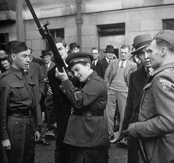 Trong Thế chiến II cái tên Lyudmila Pavlichenko trở thành nỗi khiếp đảm của phát xít Đức, khi tiêu diệt 309 tên địch, trong đó có 36 tay bắn tỉa Đức. Quân Đức thậm chí còn dùng loa phóng thanh để gọi Pavlichenko, dụ dỗ và hứa hẹn sẽ cho bà lợi lộc nếu bà chấp nhận đào ngũ sang đầu quân cho Đức.