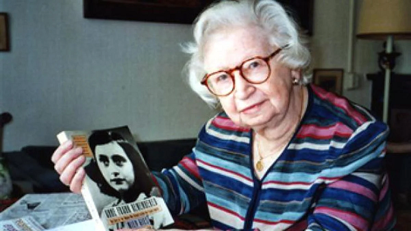 Bà Miep Gies đã che giấu Anne Frank và gia đình cô trong suốt hai năm hồi Thế chiến II. Tháng 8/1944, gia đình Anne Frank bị bắt. Bà Miep tìm cách đút lót để cảnh sát thả họ ra nhưng đã quá trễ.